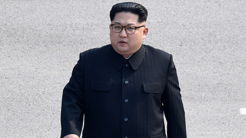 Севернокорейският лидер Ким Чен-ун навести военните в неочакван автомобил (СНИМКА)