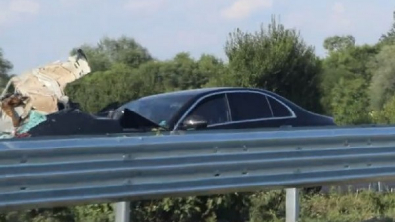 Гледката на магистрала "Тракия" е страшна: Половината от колата ковчег липсва, а за загиналата жена се появи криминална информация (СНИМКИ 18+)