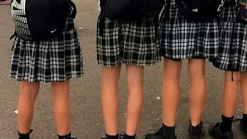В английските училища на момичетата им забраниха да носят поли, за да не се обидят трансджендърите