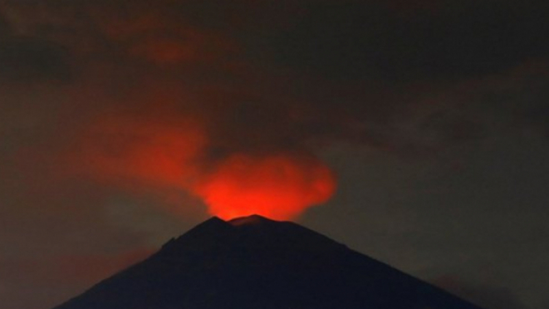 Ужасът се завърна: Вулканът Агунг в Бали отново изригна мощно