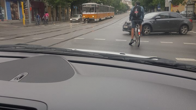 Нахален велосипедист на "Дондуков" си навлече гнева на столичани (СНИМКА)