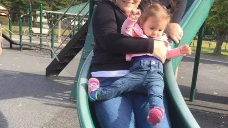 Майка сподели ужасяваща СНИМКА, доказваща защо родителите не трябва да се пускат по пързалката с децата си