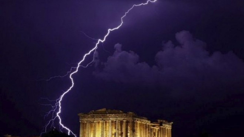 100 хиляди мълнии са ударили Гърция за един месец, двама загинаха