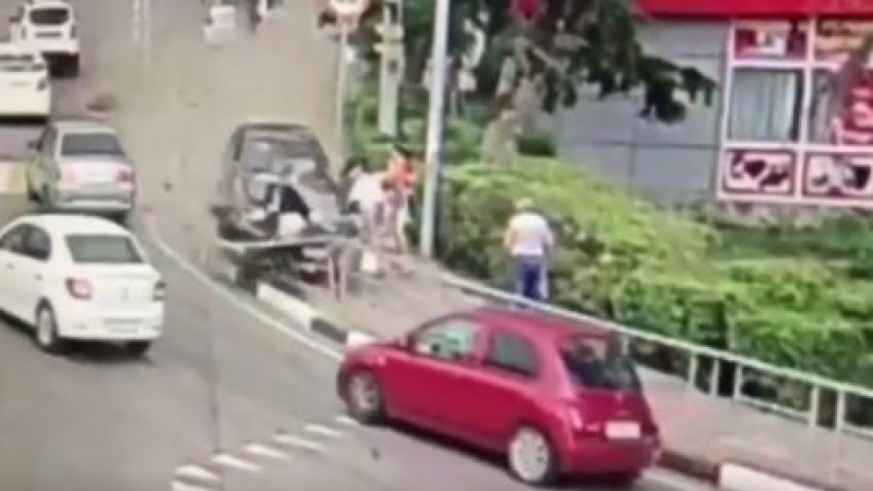 Шофьорът, който гази хора в Сочи, заспал зад волана, колата му помита пешеходците като кегли (СТРАХОВИТО ВИДЕО)