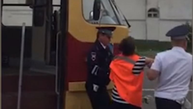 Полицаи измъкнаха от трамвай пияни ватманка и кондукторка