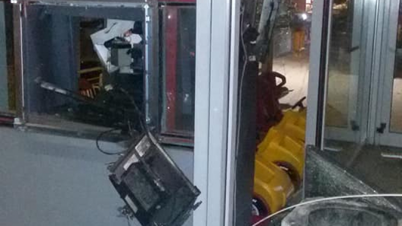 Първо в БЛИЦ: Зрелищни СНИМКИ от мощния взрив на банкомата в „Люлин“, двама бандити офейкали с кола