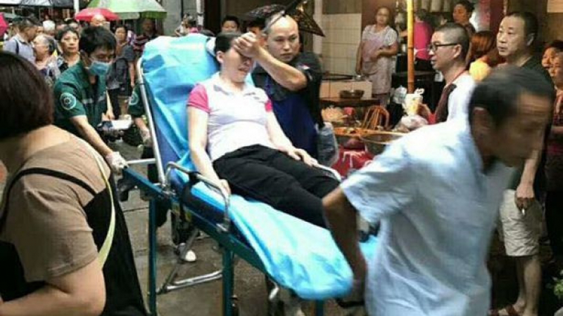 Ужасяващо ВИДЕО 18+! Китайка оживя, след като огромен шиш прониза главата й