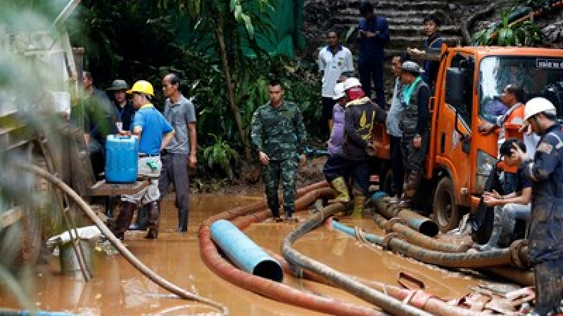 Още дъждове в Тайланд: Децата в пещерата под нова заплаха