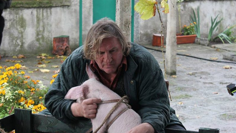 Филм, сниман с Депардийо и прасенцето Симпи в Пловдив, предизвиква фурор в САЩ (СНИМКИ)