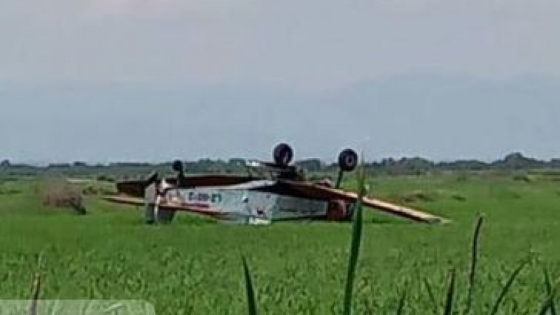 Първи ексклузивни СНИМКИ на падналия селскостопански самолет в оризище в Пловдив