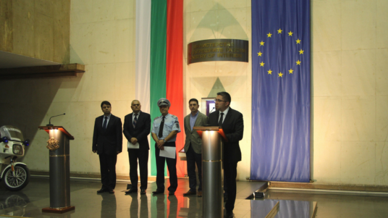 Министрите Радев и Нанков с апел към водачите