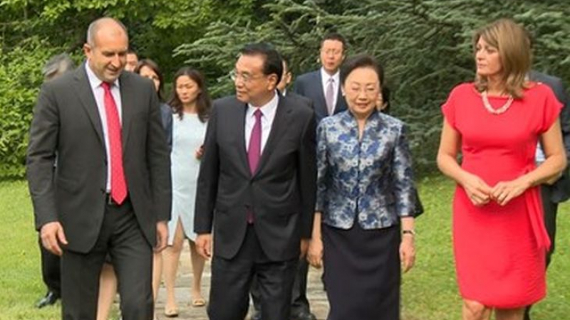 Румен и Десислава Радеви посрещнаха китайския премиер във вила "Калина", първата дама с ослепителен червен тоалет (ВИДЕО)