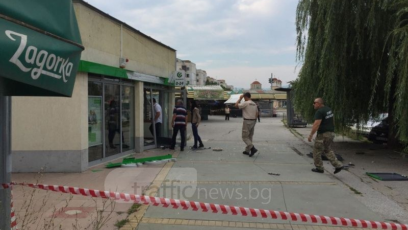 Полицаи погнаха двамата бандити, взривили банкомата в Пловдив, отмъкнали са 200 бона!