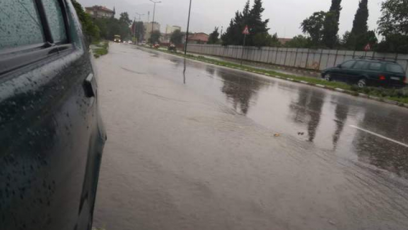 Пловдивският квартал "Кючук Париж" е наводнен! В Асеновград и Трилистник вадят шнорхели (СНИМКИ)