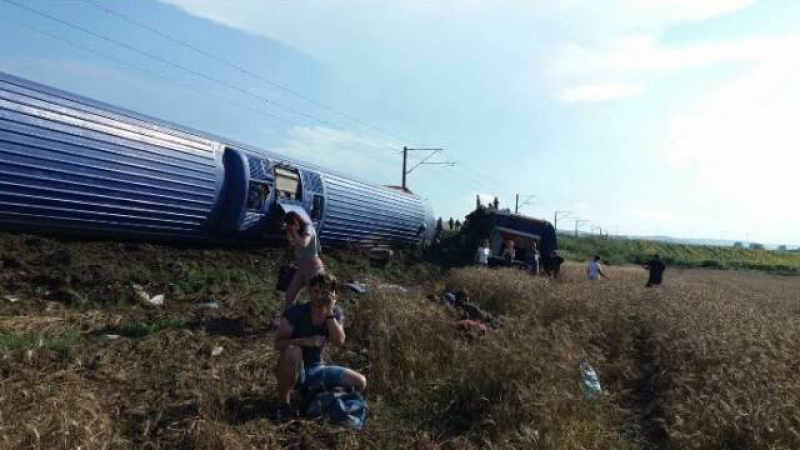 Страшна катастрофа в Турция с влак от Капъкуле за Истанбул, има много загинали и ранени (СНИМКИ/ВИДЕО)