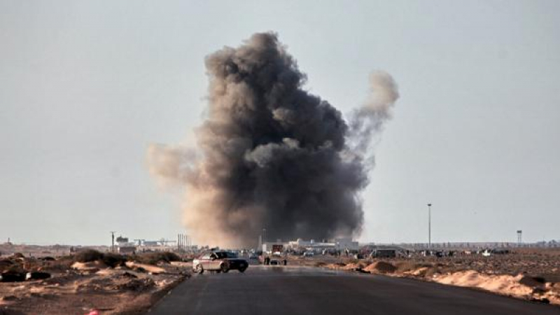 Сирийската ПВО отблъсна атака срещу авиобаза, уцели един от самолетите