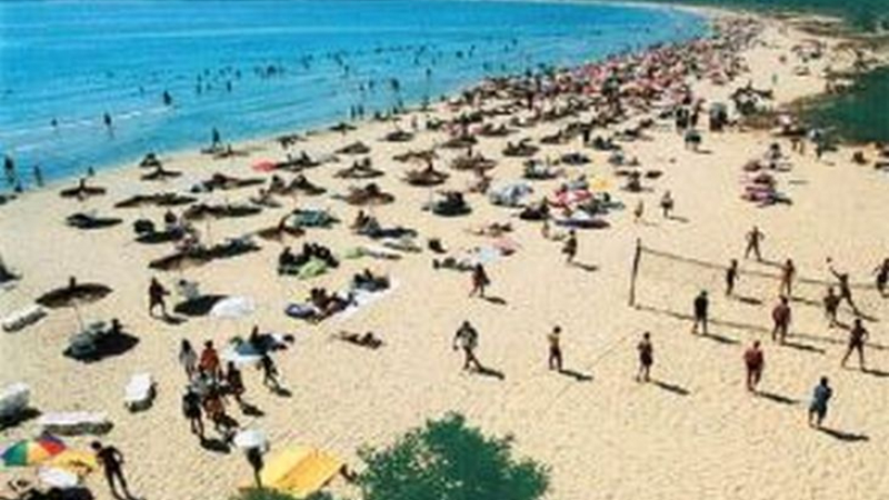 Паника на Южния плаж в Китен, почиващите бягат от морето, забраниха на децата да доближават водата