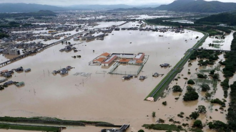 Увеличи се броят на жертвите на наводненията в Япония