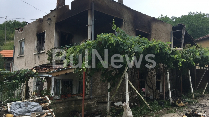 Огнена вендета: Запалиха къщата на бивш селски кмет, докато той си почива в Италия (СНИМКИ)