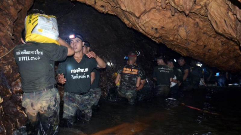 СНИМКАТА на смазан от умора млад мъж, спасявал децата от пещерата в Тайланд, възхити целия свят 