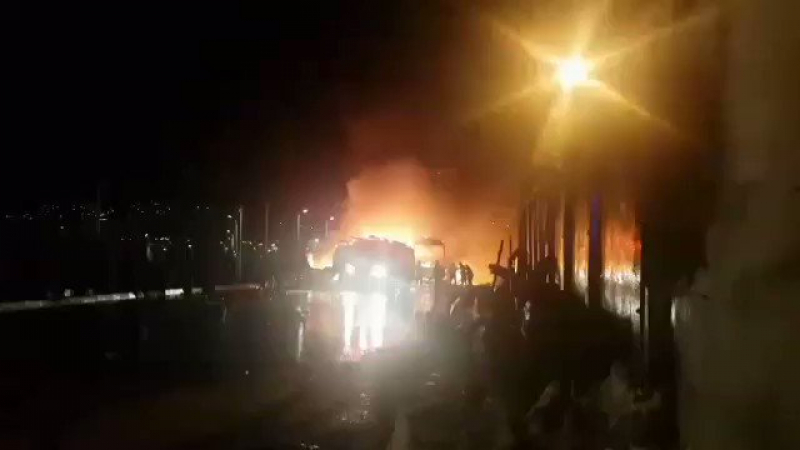 Най-малко 27 загинали след тежка катастрофа между цистерна и автобус с пътници в Иран (ВИДЕО)