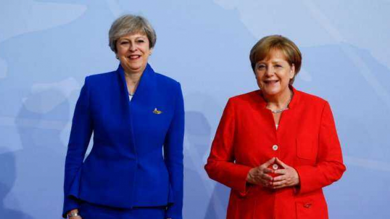 Меркел и Тереза Мей направиха уникален гаф по време на срещата на НАТО (СНИМКА)