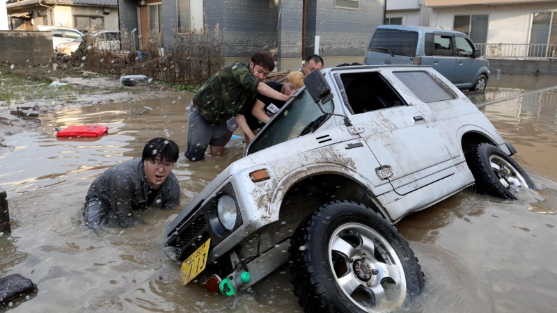 Нарасна броят на загиналите при наводненията в Япония