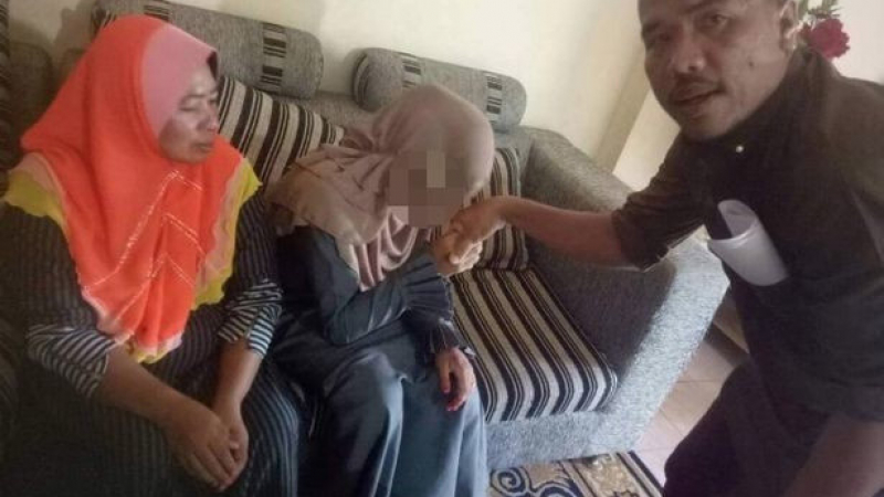 41-годишният малайзиец, взел 11-годишна за трета жена, плати глоба и си я остави в харема (СНИМКИ)
