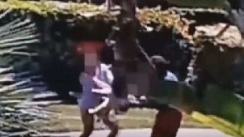Шокиращо ВИДЕО: Мъж удря любовницата си, използвайки едногодишния си син за оръжие 