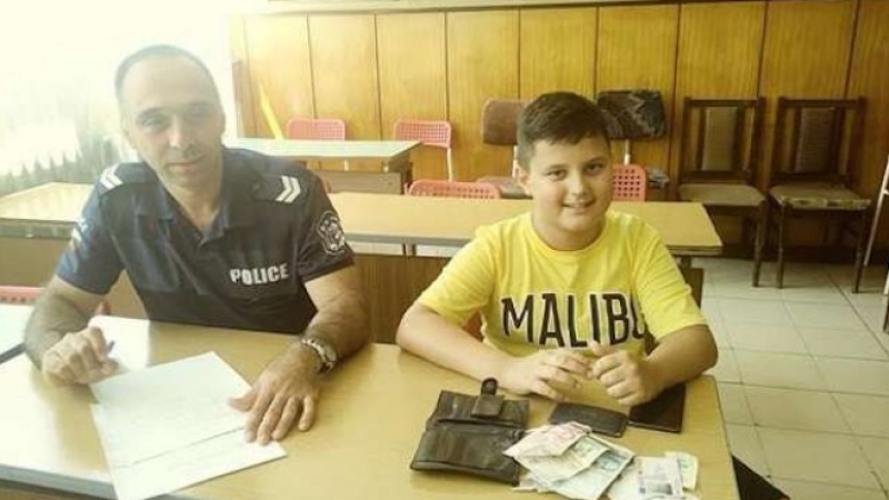 Браво! 11-годишен откри портфейл с 1205 лева и го върна