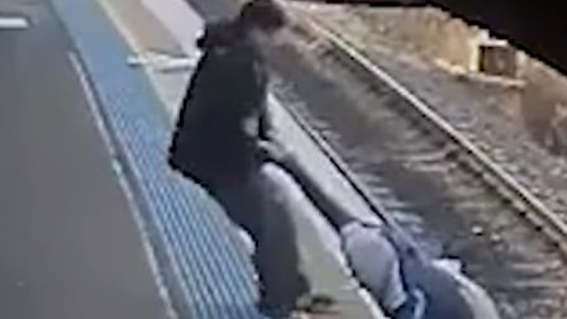Мъж падна на влаковите релси, но това, което се случи после, ще го помни цял живот (ВИДЕО)