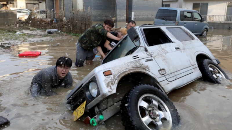 204 са вече жертвите от наводненията в Япония, но това не е краят