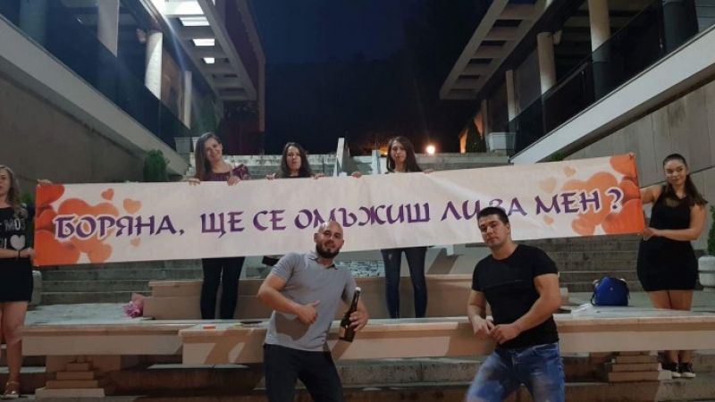 Предложение за брак събра погледите на минувачите в Пловдив (ВИДЕО)