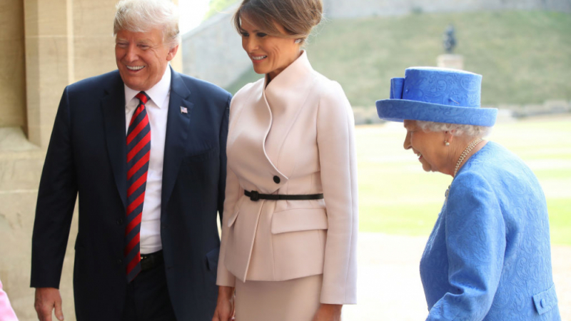 Кралицата изпусна кръщенето на внука си, но чака на крака Тръмп! Американският президент направи с нея нещо, което малцина могат (СНИМКИ/ВИДЕО)