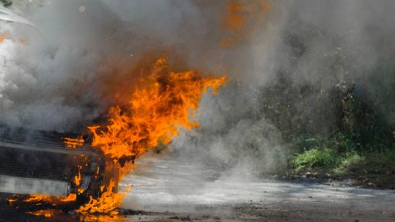 Сутрешен кошмар в Благоевград! Шофьор завъртя ключа за запалване и джипът му пламна