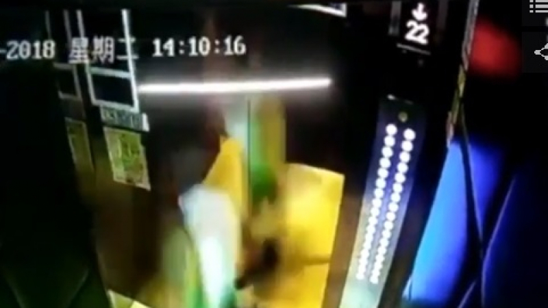Мистериозен инцидент! "Призрак" тръшва момиченце в асансьор (ВИДЕО)