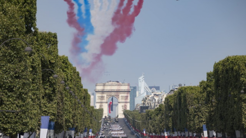 Макрон покани гости във Франция за Деня на Бастилията, но вместо военна мощ, пред очите им се разигра срамен гаф (СНИМКИ/ВИДЕО)