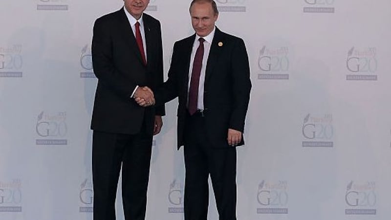 Путин и Ердоган обсъдиха по телефона кризата в Сирия 