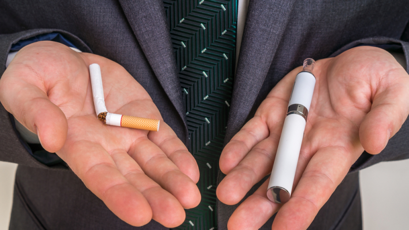 Учени: Електронните цигари са не по-малко вредни от обикновените