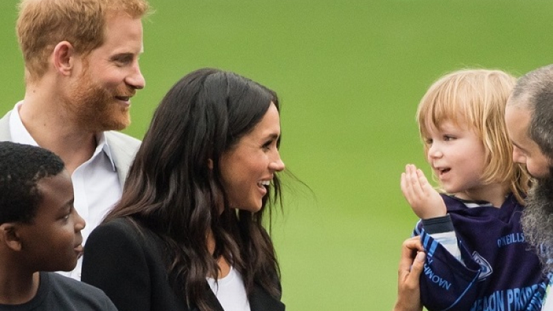 3-годишно момченце дръпна Меган Маркъл за косата и накара принц Хари да направи нещо, което разтърси мрежата 