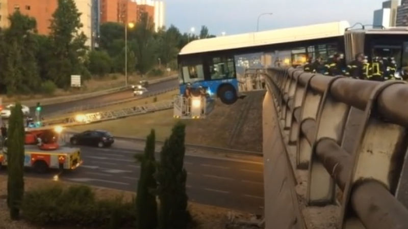 Зрелищна катастрофа в Мадрид: Автобус увисна от мост (СНИМКА)