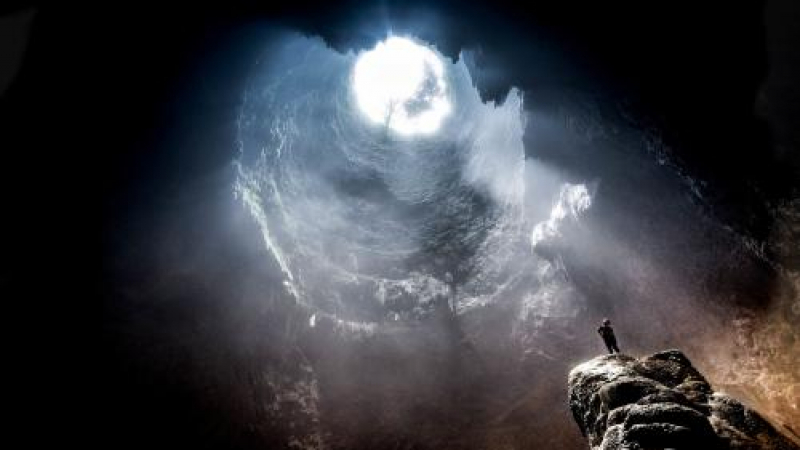 Страховито! Туристи се натъкнаха на огромен подземен дракон в пещера
