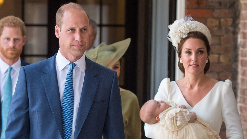Британското кралско семейство показа СНИМКИ от кръщенето на принц Луи  