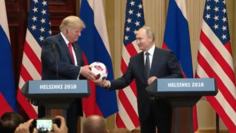 Футболни закачки: Путин подари топка на Тръмп, той я прехвърли на… (СНИМКИ/ВИДЕО)