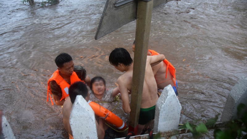 Пекин е под вода! Проливни дъждове и наводнения удавиха китайската столица (СНИМКИ/ВИДЕО)
