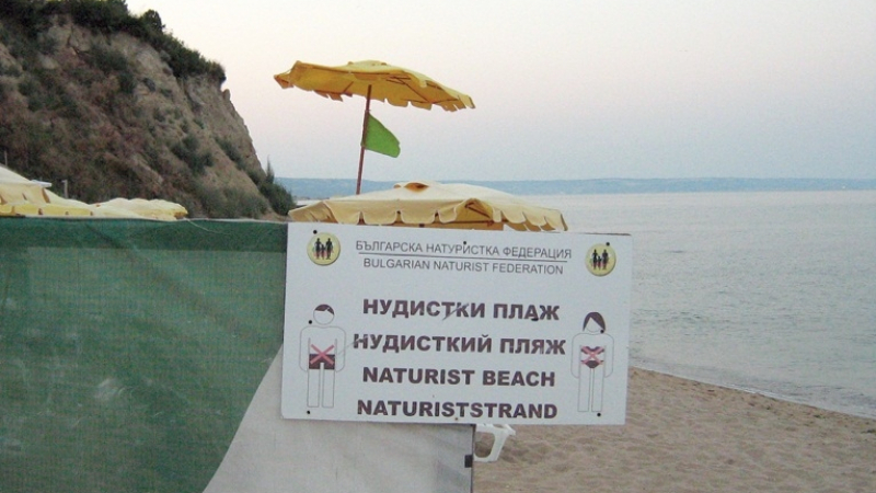 Бургаски общински съветник изригна: Мацките си свалят банските, за да им зяпаме циците по плажа!