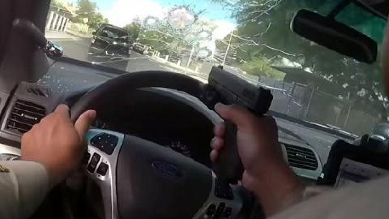 Полицай застреля бегълци-убийци през предното стъкло на патрулката (ВИДЕО)