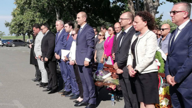 Цветанов отбеляза церемонията в памет на жертвите на атентата в Сарафово (СНИМКА)