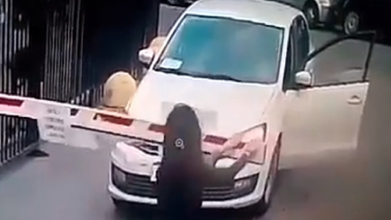 Девойка строши бариера, за да може да мине с колата си (ВИДЕО)