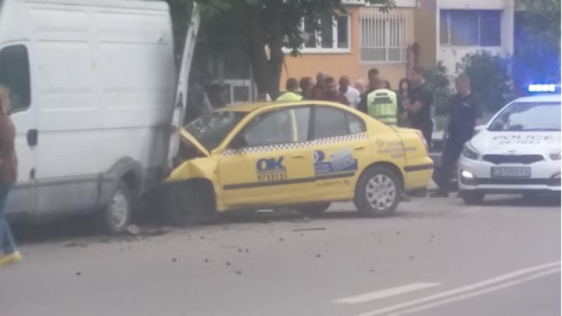 Първо в БЛИЦ! Пиян таксиджия се вряза в бус в столицата (СНИМКИ)